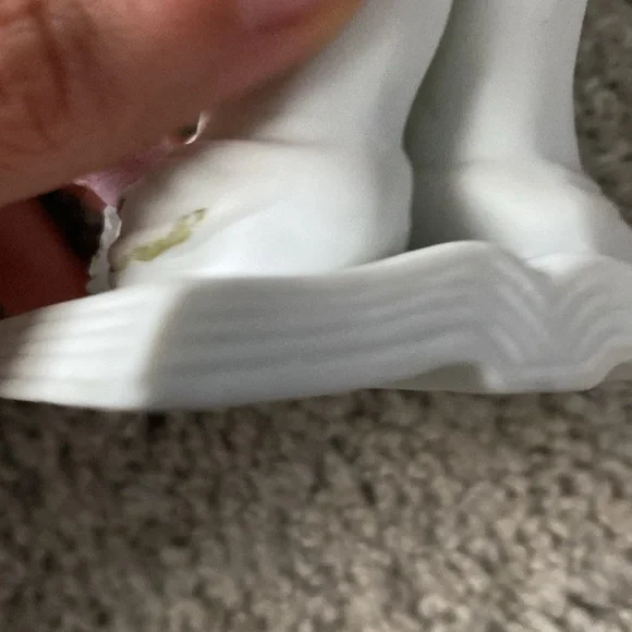 Vintage prayer hands over book and roses figurine - Picture 13 of 14